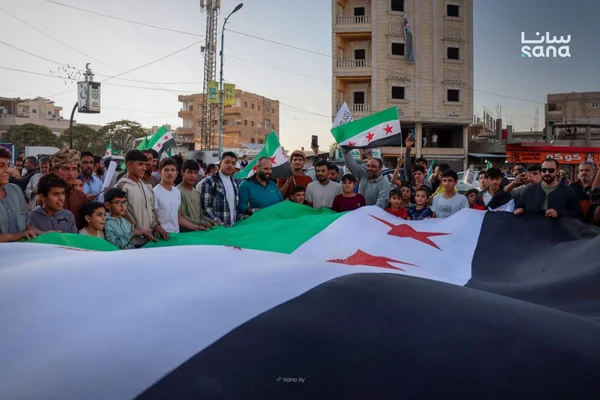 وقفة احتجاجية في مدينة الرقة تنديداً بالاعتداءات الإسرائيلية