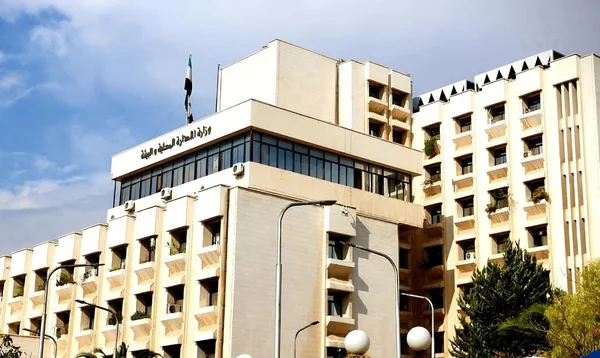 محافظة درعا تعيد 235 عاملاً إلى وظائفهم السابقة رسمياً