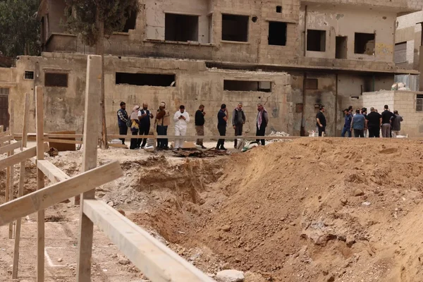 اكتشاف رفات بشرية في مدرسة بدوما السورية بعد قصف سابق