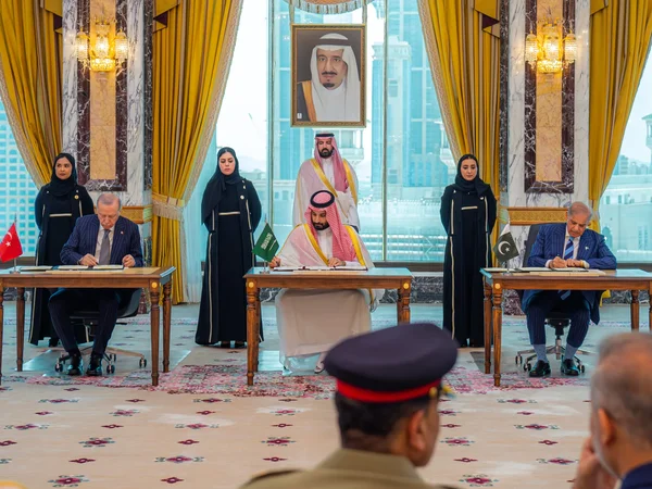 توقيع اتفاقية مكة للدفاع المشترك بين السعودية وتركيا وباكستان