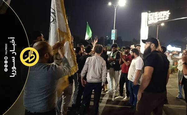 تجمهر محتجين أمام فندق بدمشق إثر جدل لليوتيوبر رائد الحلاق