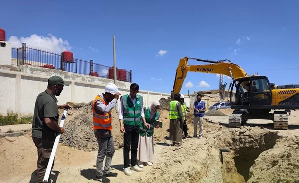 بدء أعمال تأهيل شبكات الصرف الصحي في مدينة الصور بدير الزور