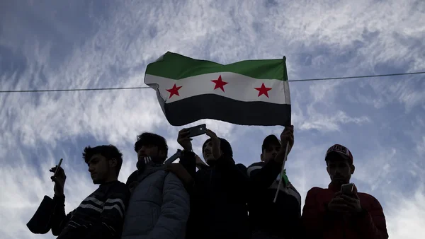 المجال العام السوري في لحظة حساسة: مطالب مشروعة ومخاطر استغلال التوتر