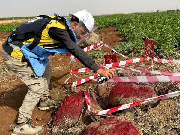 فرق إزالة مخلفات الحرب تتلف قذيفة ببلدة بصر الحرير بدرعا