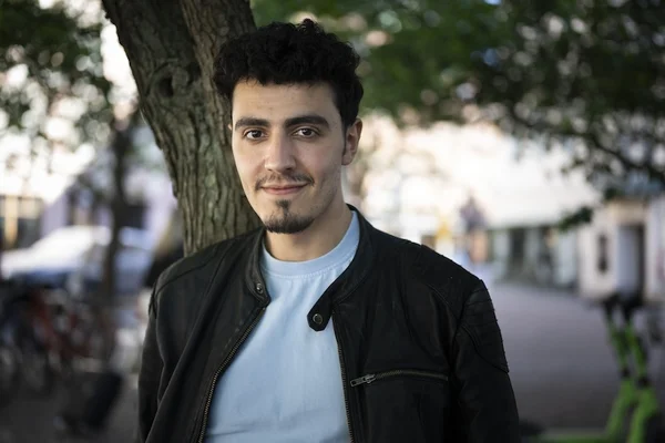 الممثل يوسف أسعد الخطيب يفوز بلقب لاجئ العام بفنلندا