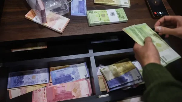 تحذيرات اقتصادية من تقييد عمليات استبدال العملة القديمة في سوريا