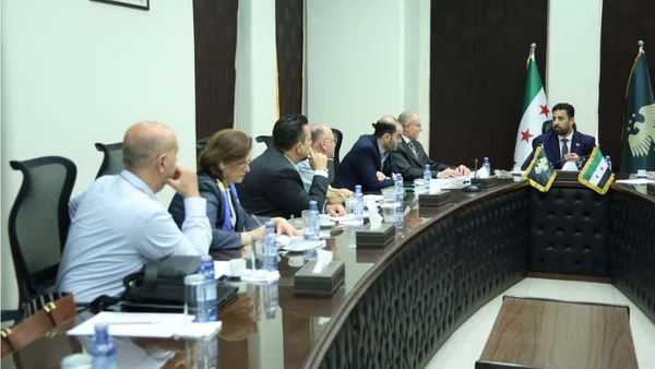 وزير الصحة يناقش مع نقابة الصيادلة تعزيز الرقابة الصيدلانية