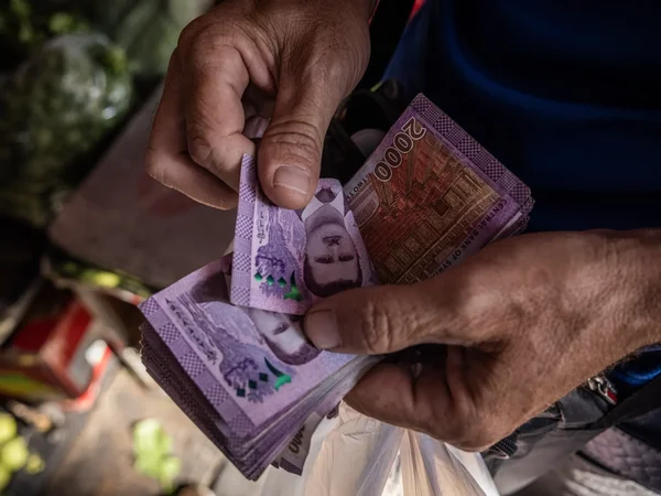 مصرف سورية المركزي يمدد مهلة استبدال العملة القديمة ويؤكد إنجاز 63% من العملية