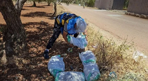 فرق الدفاع المدني تتلف مخلفات حربية في محافظة درعا