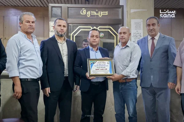 اتحاد عمال حماة يكرم العاملين بقطاع المصارف لنجاح التبديل