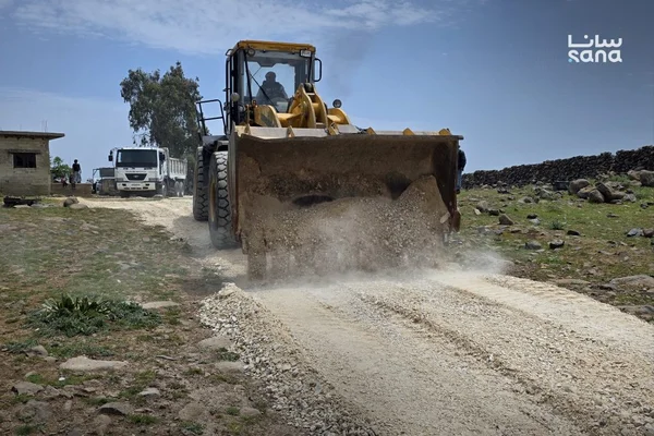 تأهيل طريق في قرية الزعرورة بريف القنيطرة الجنوبي