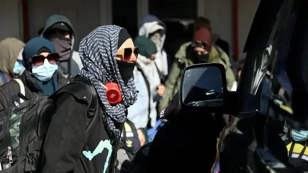 عودة امرأتين أستراليتين مرتبطتين بـ"داعش" تثير جدلاً حول اتهامات بالعبودية والتكاليف الأمنية