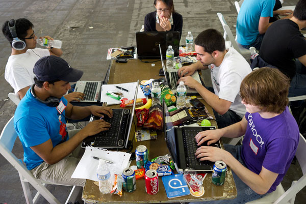 کیسه خواب، نوشابه انرژی‌زا و پیتزا : در هکاتون‌ ها چه می‌گذرد؟