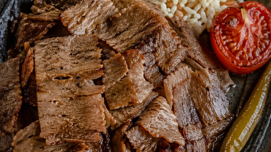 Čo je Yaprak Döner? Ručne krájaná turecká klasika
