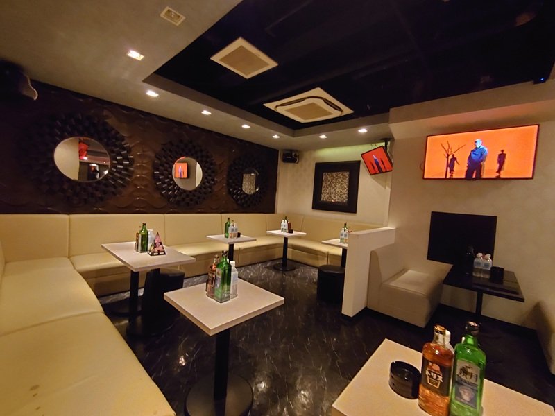 東京_高円寺_クラブ アリエル_黒服求人_左