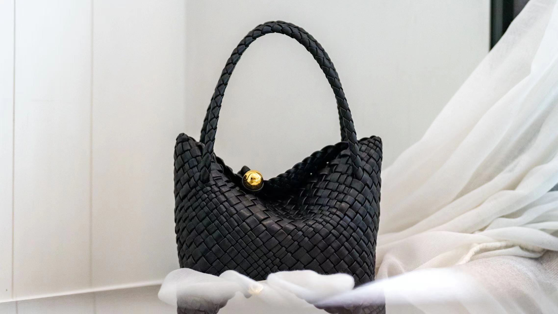 [PREORDER] Small Noelle Weave Sling / Shoulder Bag [Black]