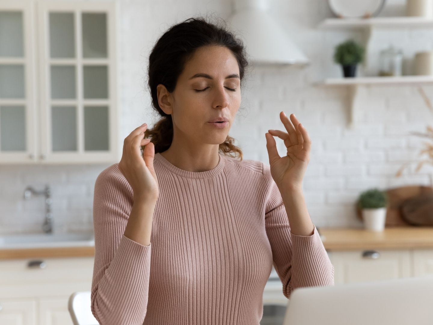 Fokusiranje na disanja prilikom meditacije Žena fokusirana na disanje drži spojene kažiprste i palčeve na obje ruke tijekom meditacije