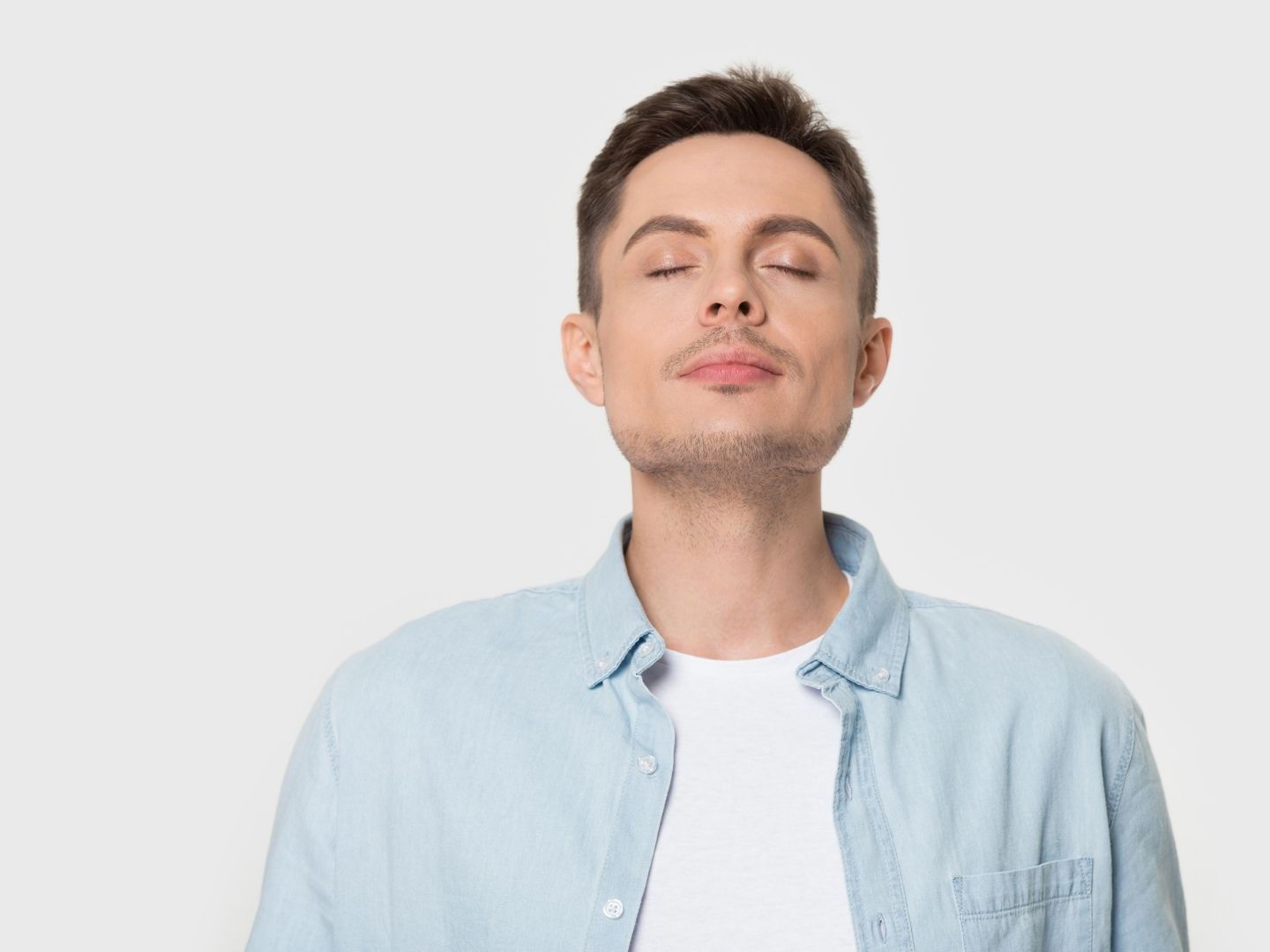 Vraćanje u stanje mira prilikom meditacije Muškarac u košulju zatvorenih očiju u meditativnom stanju