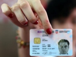 Kako se prijaviti u sustav e-Građani s e-Osobnom iskaznicom Žena drži e-Osobnu iskaznicu kojom će prijaviti u sustav e-Građani