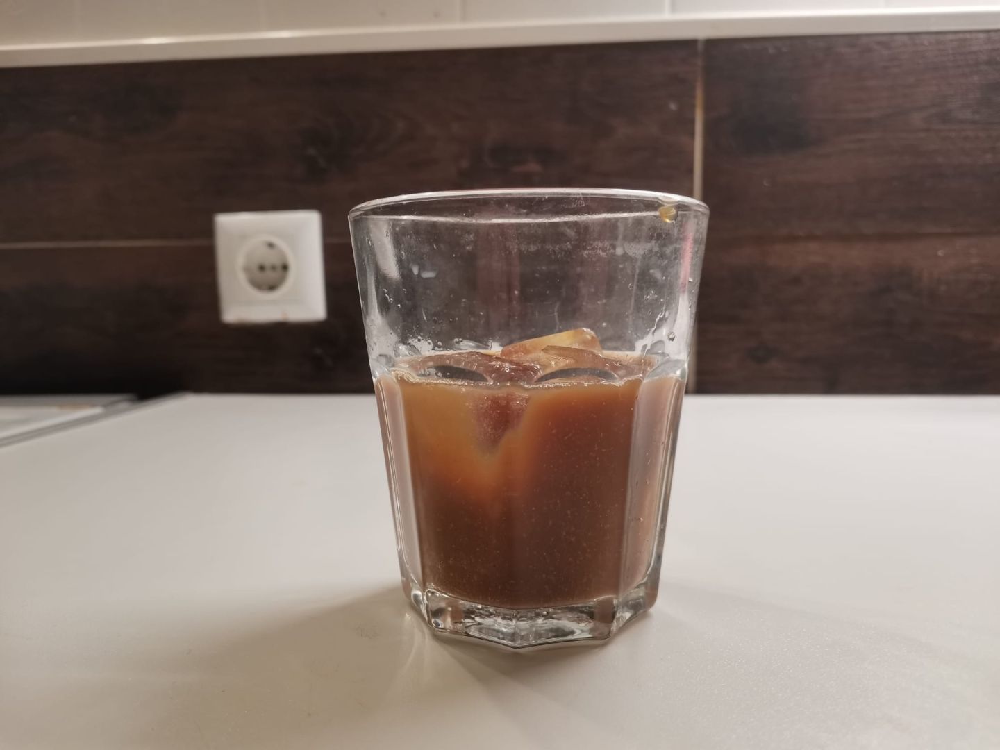 Led i kava u čaši za ledenu kavu