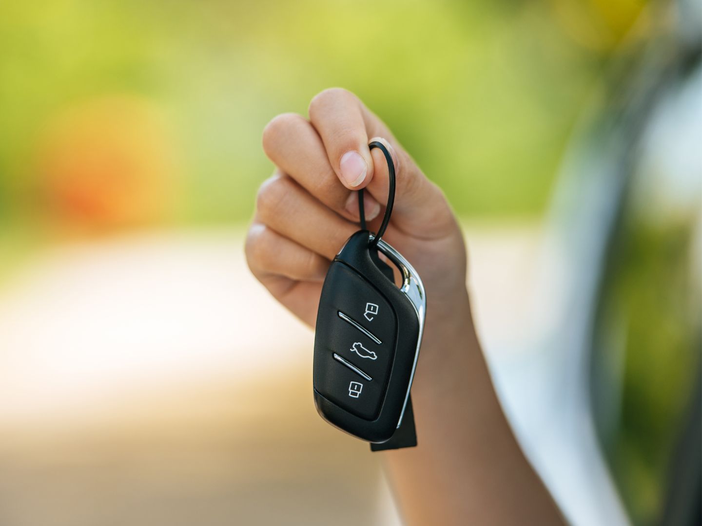 Preuzmite ključeve automobila Žena drži ključeve automobila koje je dobila od bivšeg vlasnika vozila prilikom kupoprodaje
