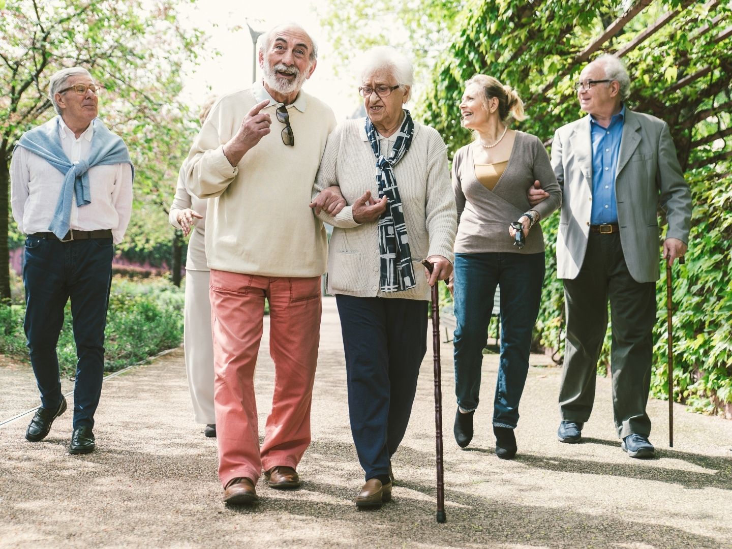 Grupa starijih ljudi rutinski šeta