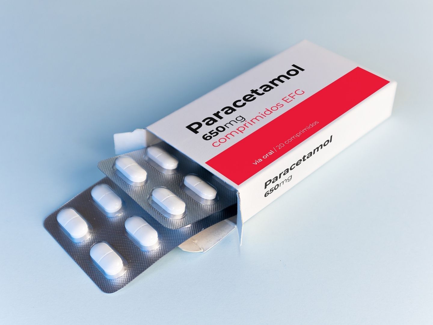 Analgetik Parcetamol s tabletama koje vire iz kartonske kutije