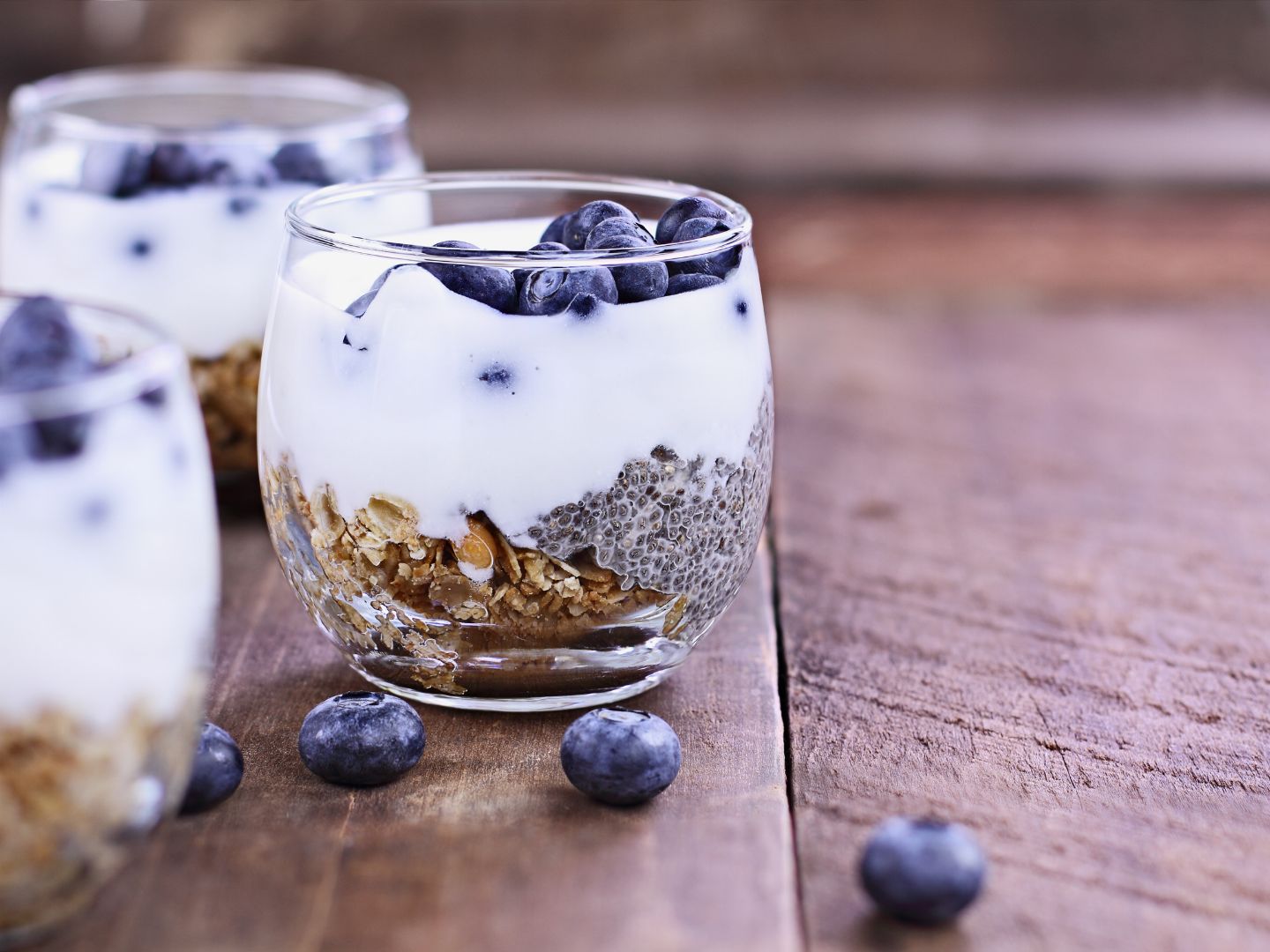 Hrana bogata probioticima - jogurt, chia sjemenke, borovnice i orasi posluženi u čaši