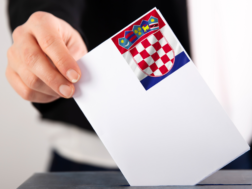 Kako saznati koje je moje biračko mjesto Žena ubacuje glasački listić na izborima Republike Hrvatske u kutiju