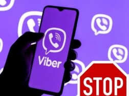 Kako vidjeti listu blokiranih brojeva u Viberu Muškarac drži mobitel u ruci, a namobitelu je upaljena aplikacija Viber i lista blokiranih brojeva