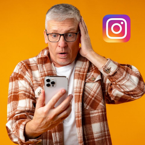 Kako vratiti izbrisane poruke na Instagramu Stariji muškarac drži mobitel u jednoj ruci dok se drugom drži za glavu u panici zato što je izbrisao poruke na Instagramu