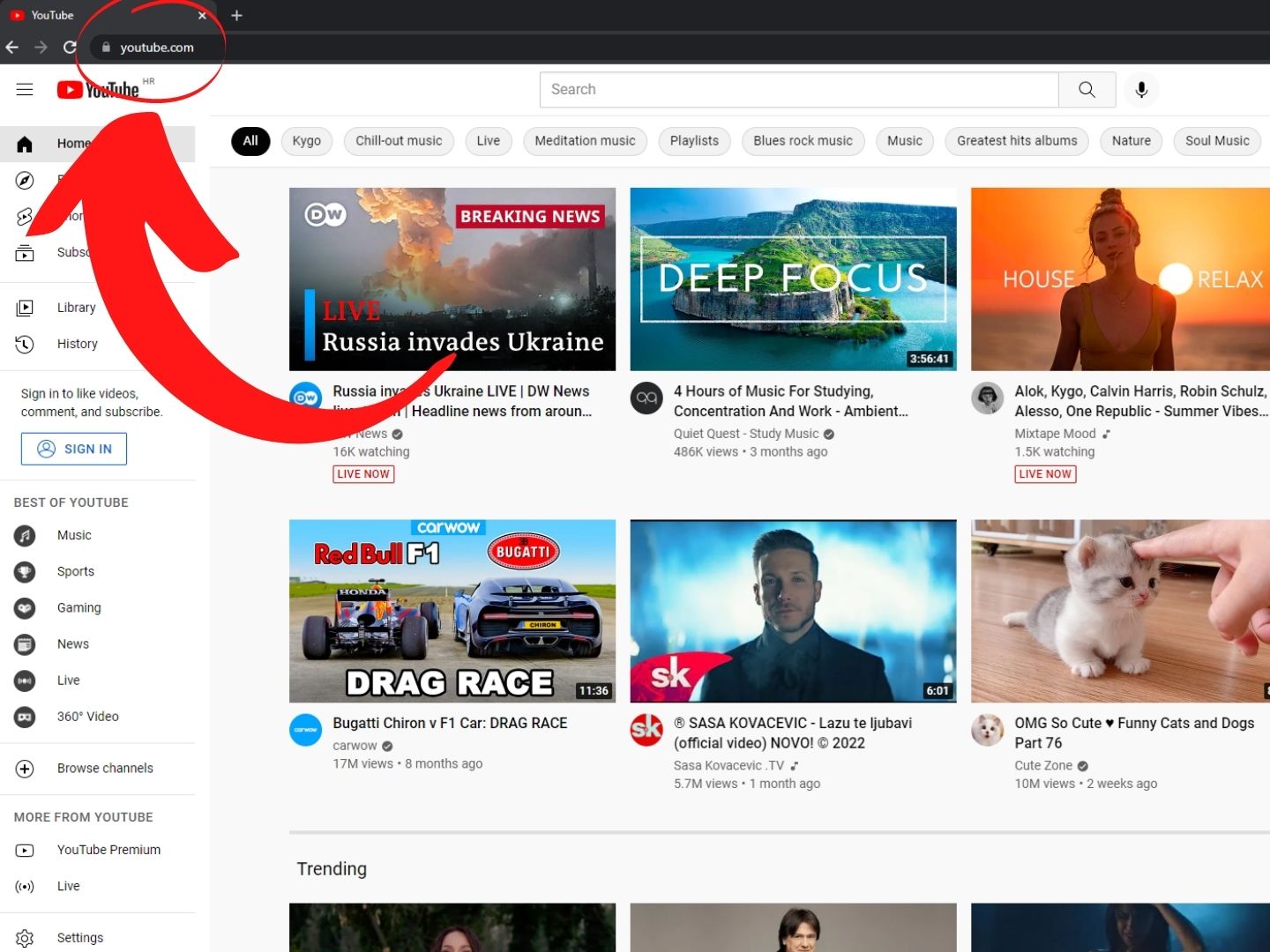 Pojseti stranicu Youtube Na računalu otvorena web stranica www.youtube.com i crvena strelica pokazuje na URL stranice
