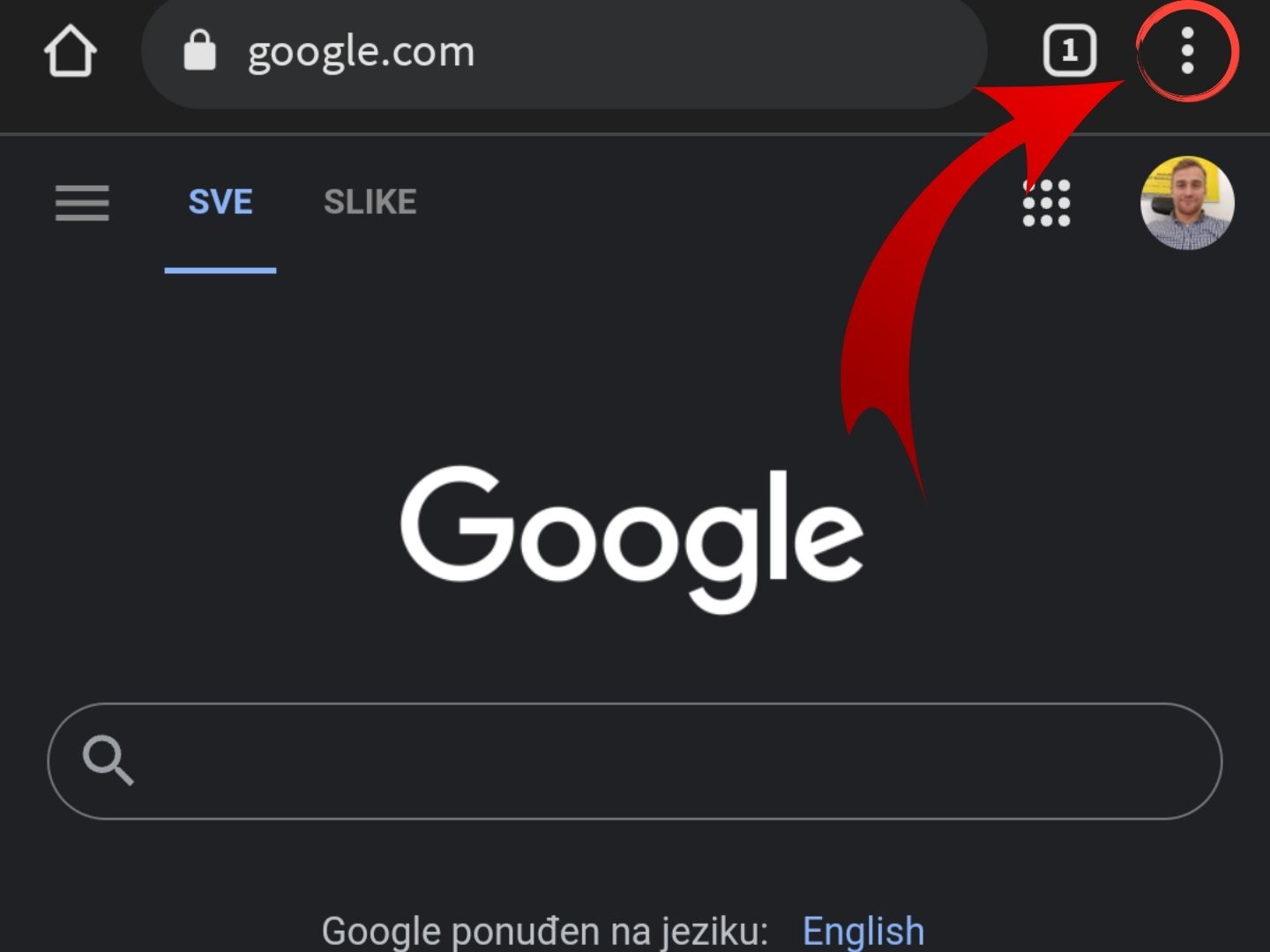 Pritisak na vertiklani izbornik u Google Chromu U aplikaciji Google Chrom na mobitelu crvena strelica pokazuje na vertikalni izbornik