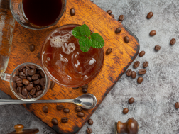 cold brew kava na pladnju sa zrnima kave okolo