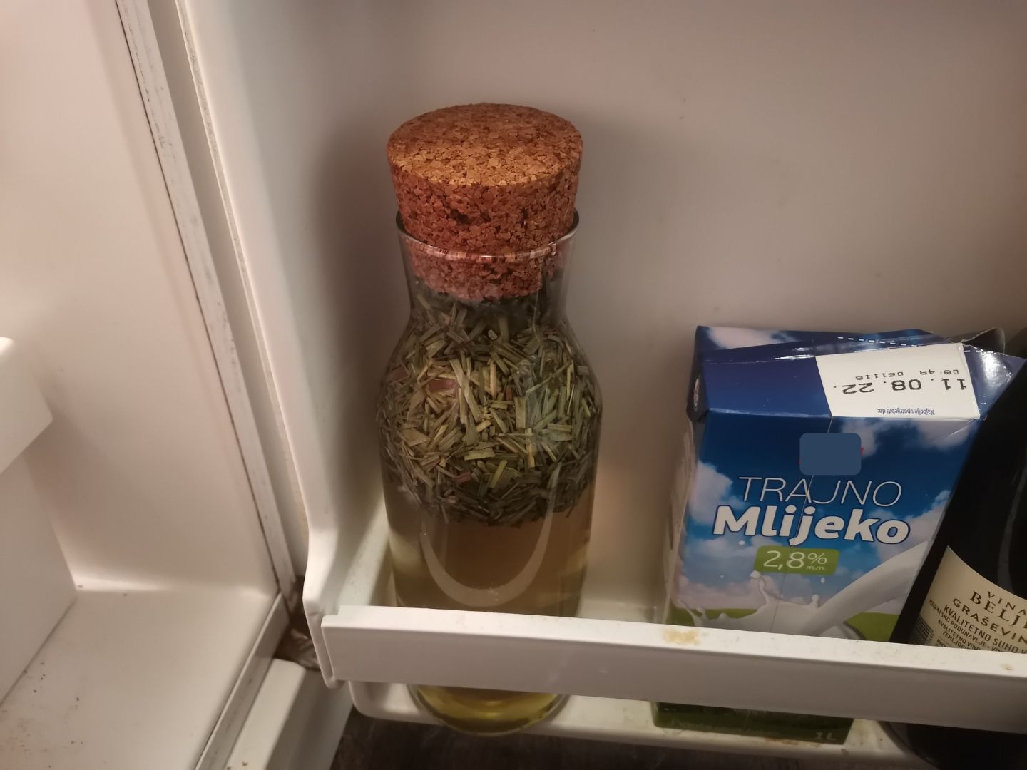 Cold brew čaj u hladnjaku Cold brew čaj stoji na polici u hladnjaku