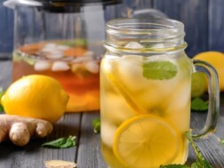 Kako napraviti cold brew čaj Poslužen hladan cold brew čaj