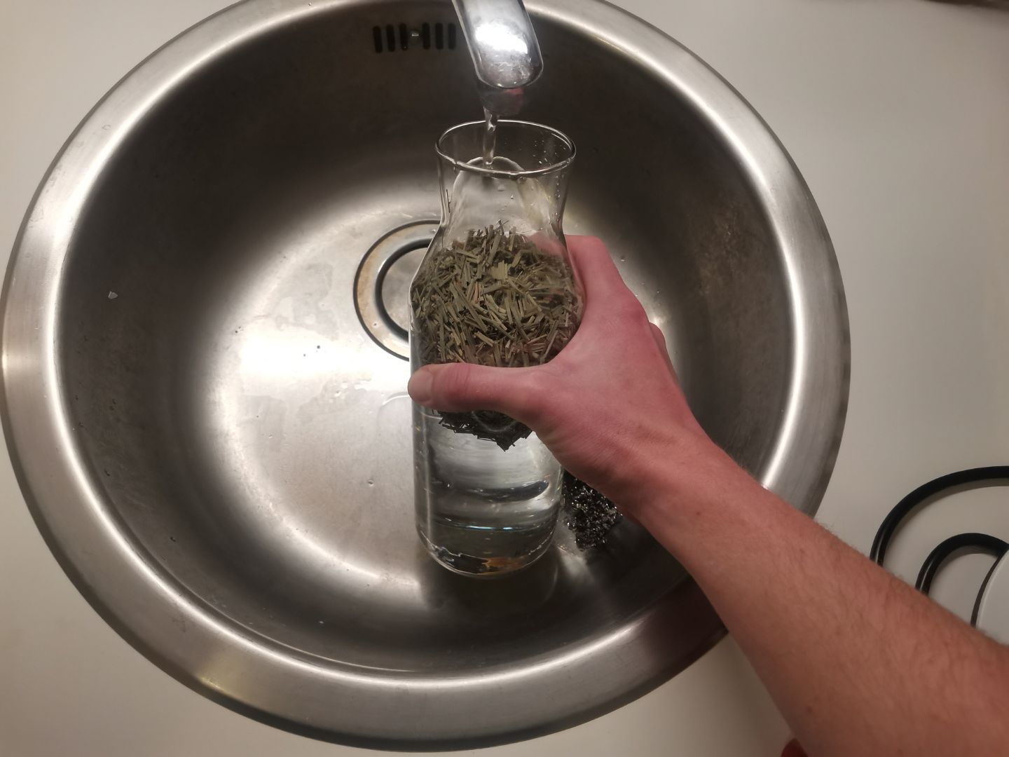 Punjenje bokala s čajom vodom Bokal s čajem se puni vodom do vrha kako bi se napravio cold brew čaj