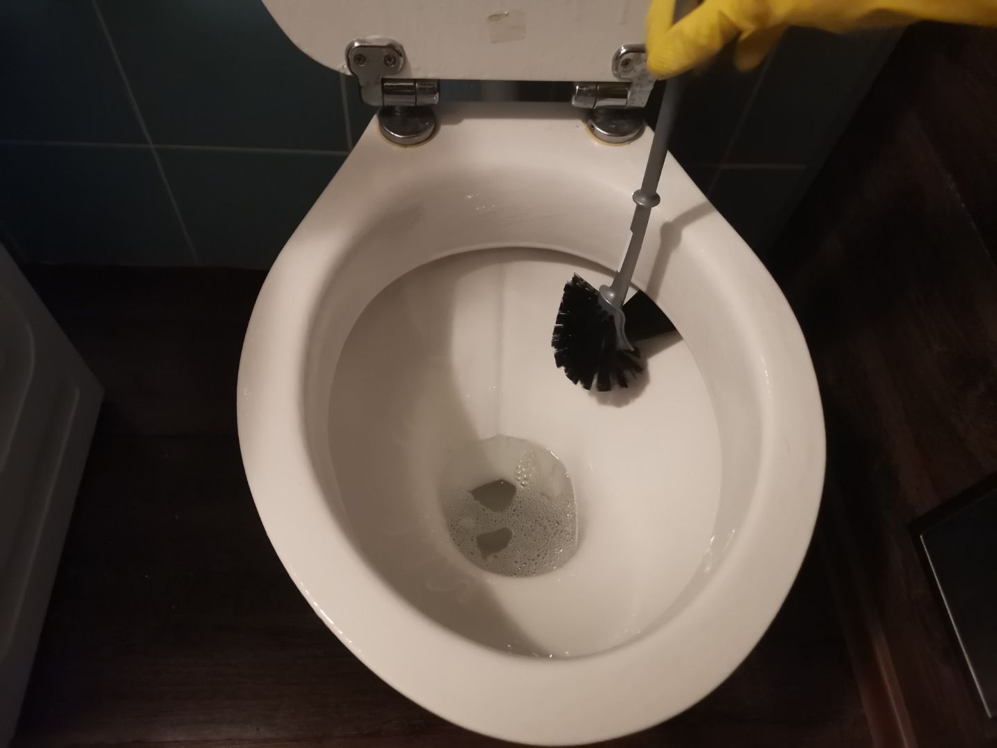 Pranje WC školjke ispod ruba četkom za WC s posebnim nastavkom za pranje WC školjke ispod ruba