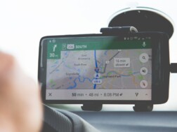 Kako uključiti Dark mode na Google Maps na mobitelu Vozač prilikom vožnje ima uključen Dark mode u aplikaciji Google Maps