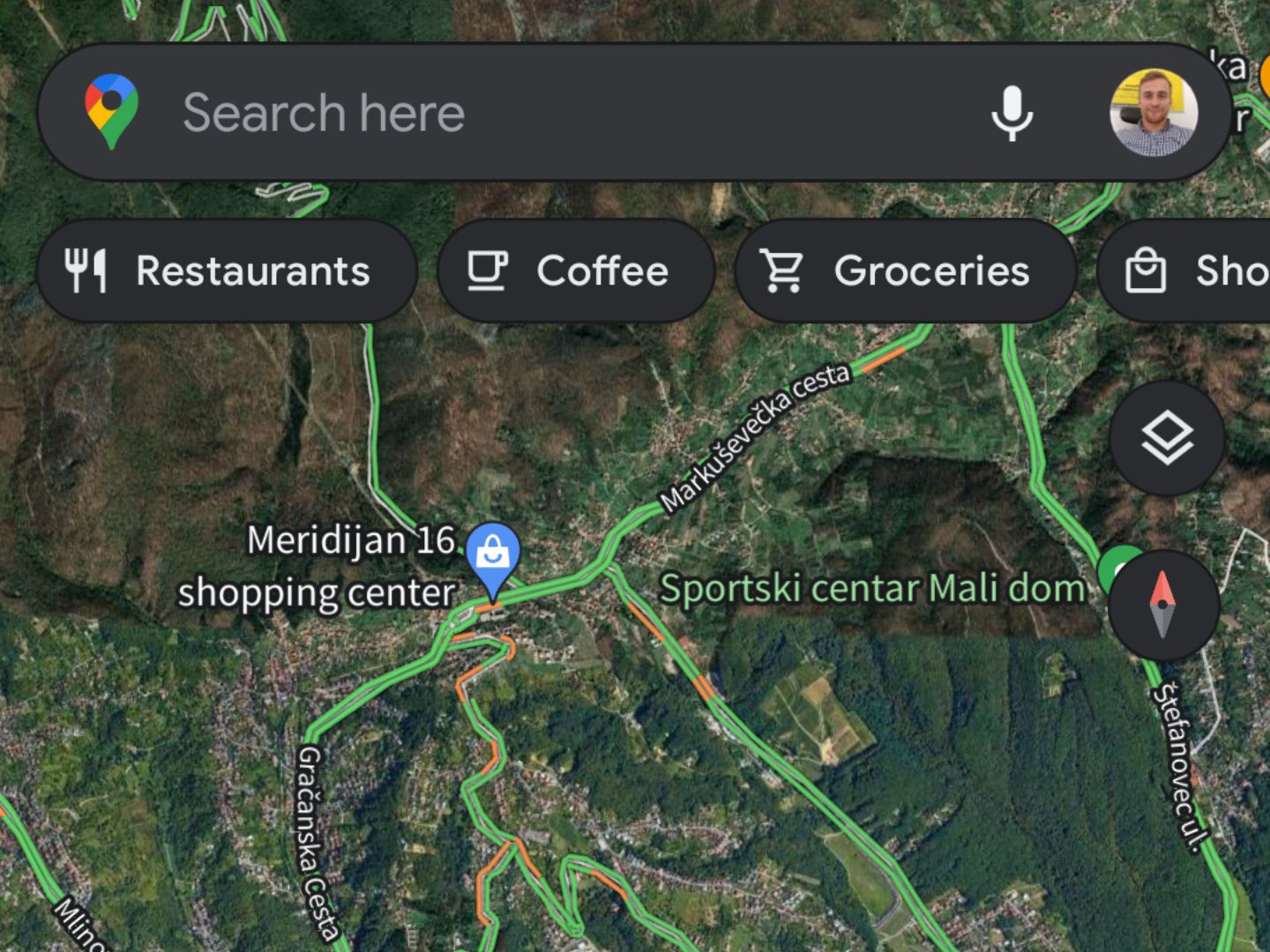 U aplikaciji Google Maps uključena tamna tema Na android mobitelu uključena tamna tema rada