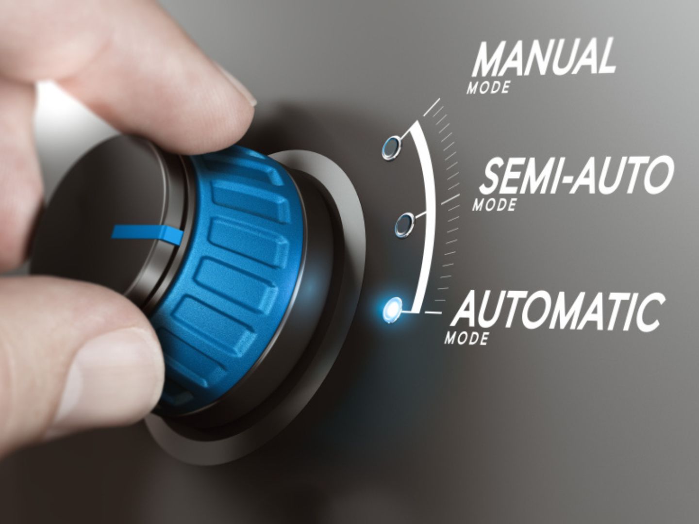 Automatiziraj štednju Muška ruka okreće kotačić s ručnog na automatski način štednje