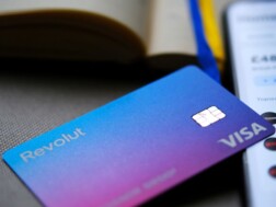 Kako zaraditi na Revolutu Kartica digitalne banke Revolut naslonjena na mobitel
