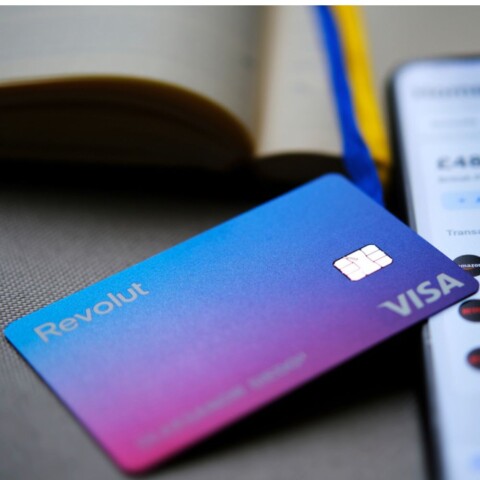 Kako zaraditi na Revolutu Kartica digitalne banke Revolut naslonjena na mobitel