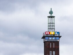 Kako gledati RTL Play na mobitelu (1) RTL toranj putem se emitira RTL Play za gledanje na mobitelu
