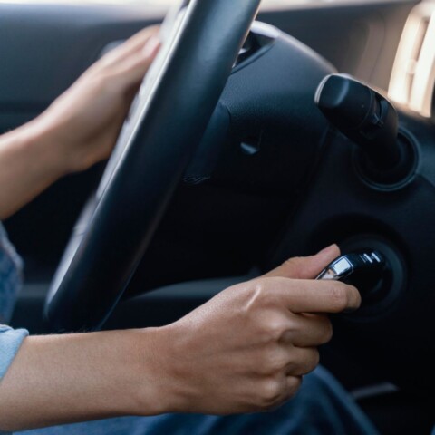 osoba pokreće auto