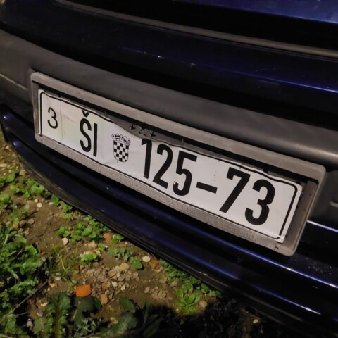 probne registarske oznake naljepljene na auto