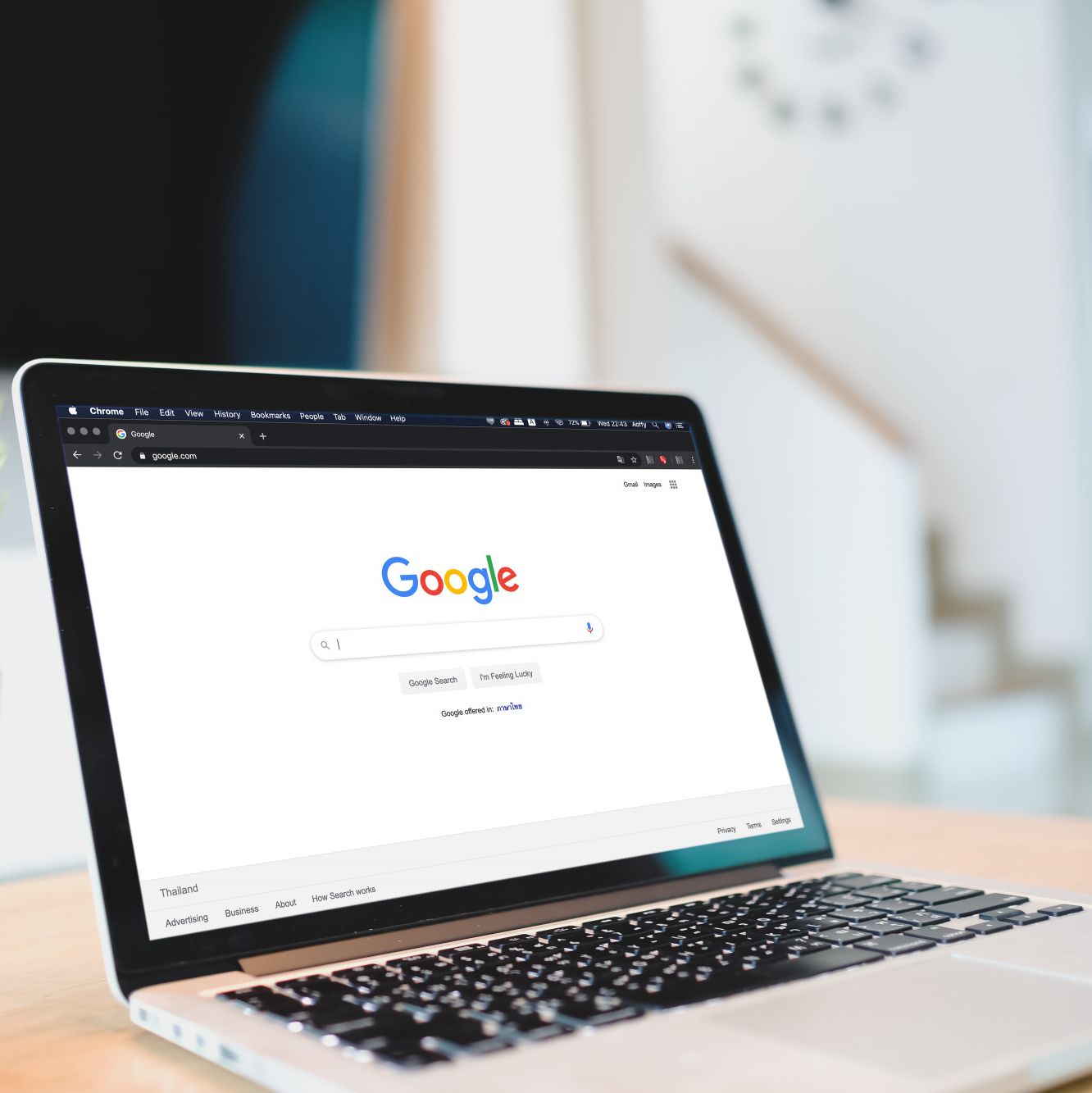 računalo na stolu s upaljenim googleom