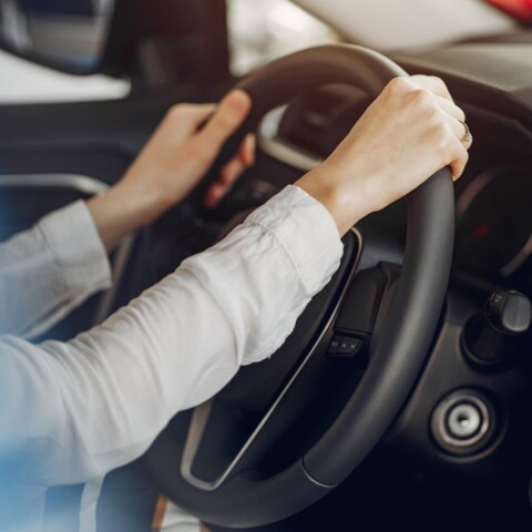 ruke na volanu u automobilu