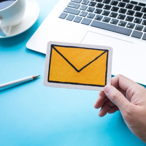 Kako izraditi jednokratnu e-mail adresu Jednokratnu e-mail adresa koristi muškarac za laptopom