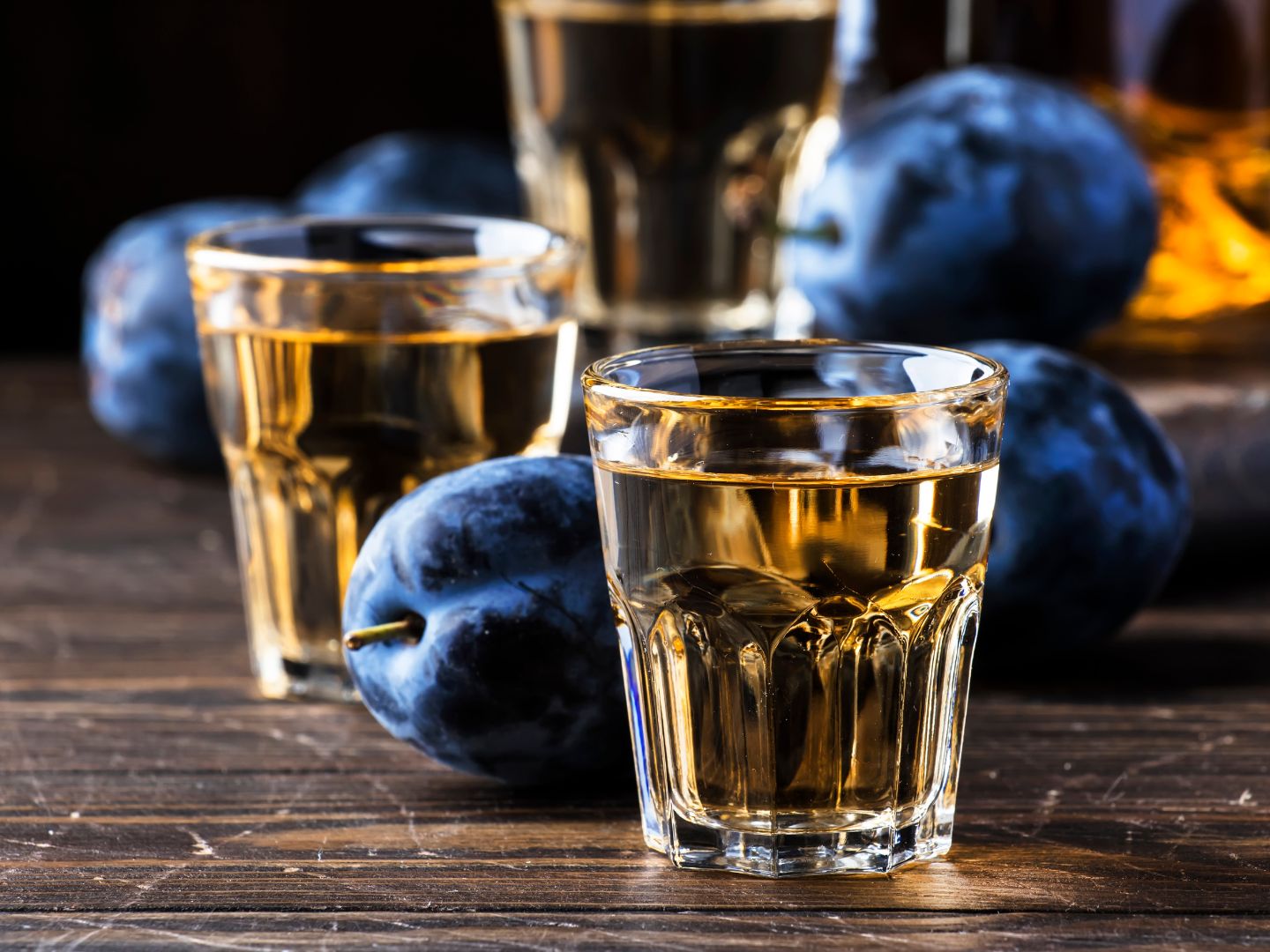 Koristi alkohol Rakija kojom će se sterilizirati poklopac prije zatvaranja zimnice
